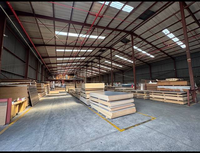 3,300M² WAREHOUSE FOR SALE IN EASTGATE